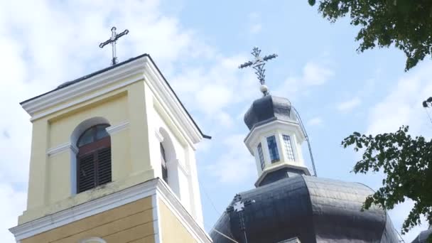 Murallas blancas de la iglesia cúpulas de oro, cruces. Cielo azul sobre fondo — Vídeo de stock