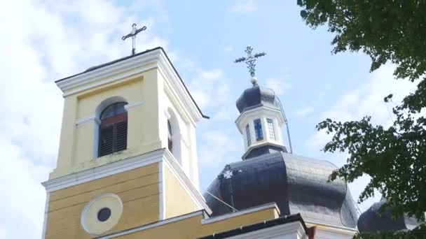 Білі стіни церкви золоті куполи, хрести. Синє небо на тлі — стокове відео