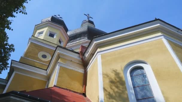 Murallas blancas de la iglesia cúpulas de oro, cruces. Cielo azul sobre fondo — Vídeos de Stock