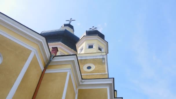 Білі стіни церкви золоті куполи, хрести. Синє небо на тлі — стокове відео