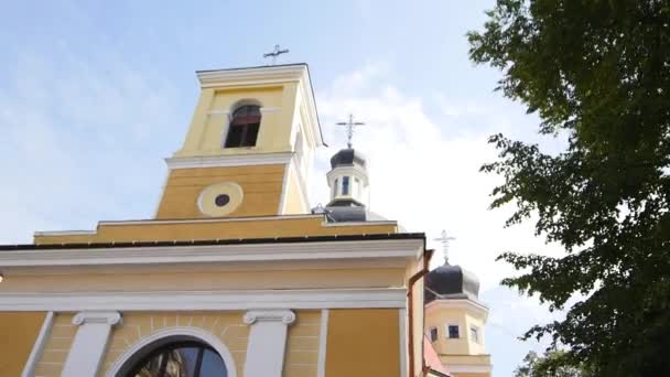 教会の黄金のキューポラ、十字架の白い壁。背景に青空 — ストック動画