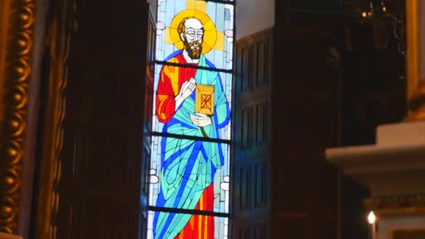 Luz solar através da janela de vidro da mancha da igreja — Vídeo de Stock