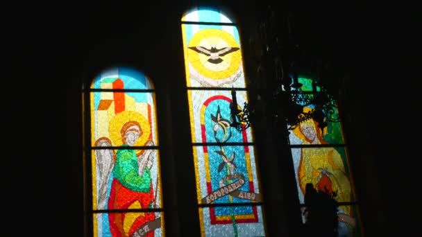 Zonlicht door kerk vlek-glass Window — Stockvideo