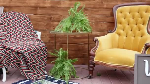 Ülősarok található, a kertben terasz — Stock videók