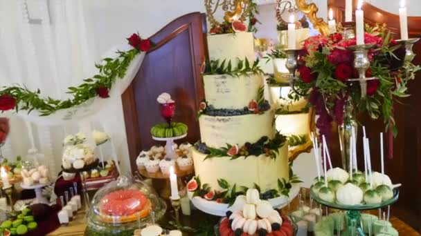 A hagyományos és díszítő esküvői torta esküvői fogadás — Stock videók