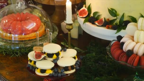 おいしい結婚式のレセプションキャンディーバーデザートテーブル — ストック動画