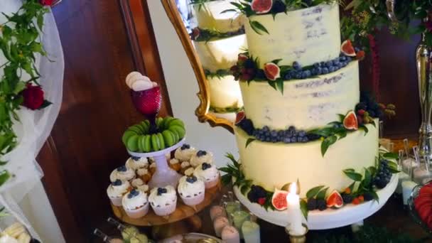 Een traditionele en decoratieve wedding cake bij de bruiloft receptie — Stockvideo