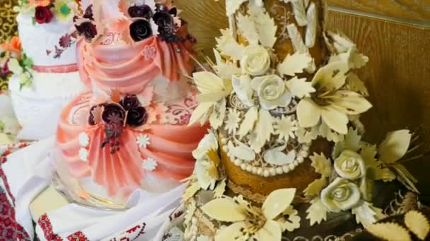 Um bolo de casamento tradicional e decorativo na recepção do casamento — Vídeo de Stock