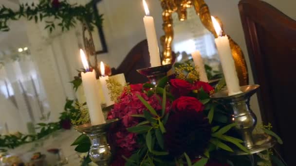Elegant candlelight dinner table setting at reception — Stock Video