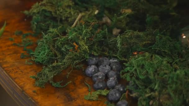 Blueberry. Świeże i dojrzałe jagody organicznych na drewniany stół obrotowy. Dieta, odchudzanie, zdrowe posiłki wegańskie — Wideo stockowe