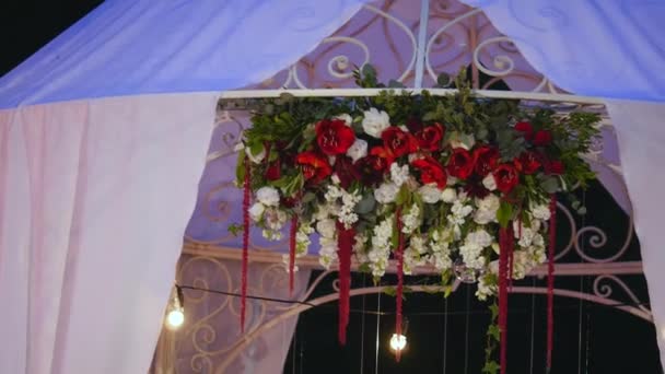 Lussuoso arco nuziale con fiori. Decorazione di nozze — Video Stock