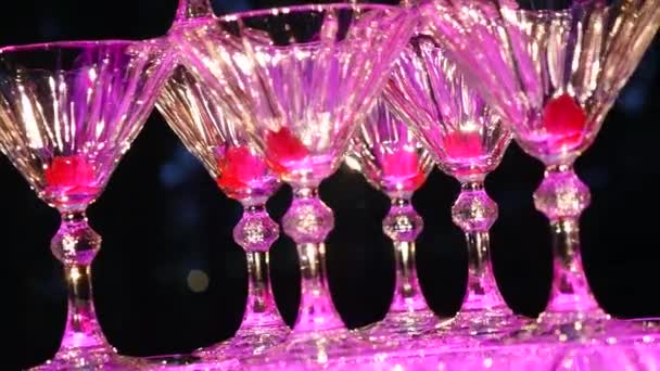 Champagne pyramid. The waiter pours champagne in glasses. The pile of champagne glasses. Festive drinking alcohol. Feast in the restaurant. Holiday. Service of drinks — Stock Video