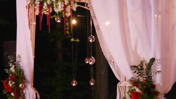 Свадебная арка с белой дорожкой со свечами — стоковое видео