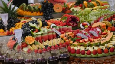 Renkli tropikal meyve düğün büfe