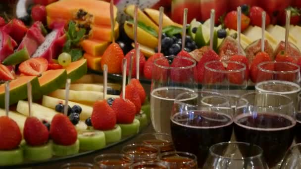 Buntes Hochzeitsbuffet mit tropischen Früchten — Stockvideo