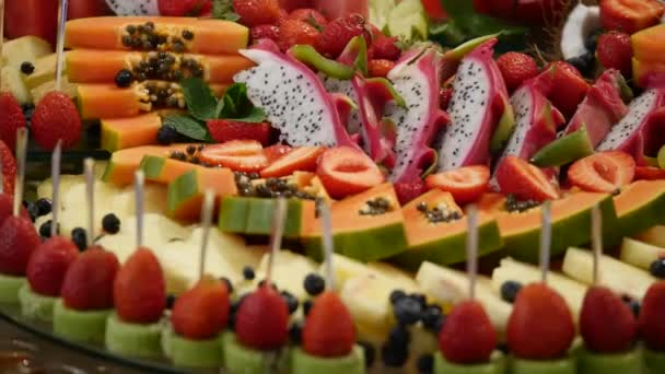 Buffet di nozze di frutta tropicale variopinta — Video Stock