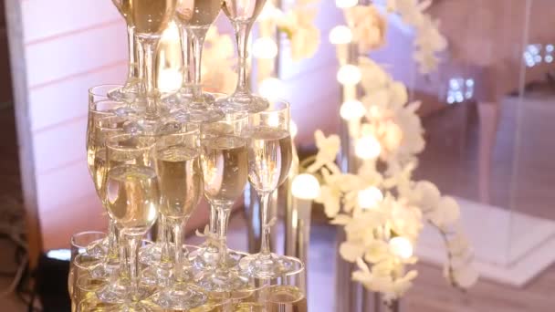 Glasses of champagne pyramid made up — Stock Video