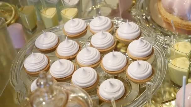 Candy Bar Casamento, buffet de doces, delicioso Candy bar em um casamento — Vídeo de Stock