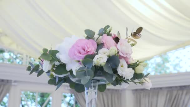 Lindas flores na mesa no dia do casamento — Vídeo de Stock