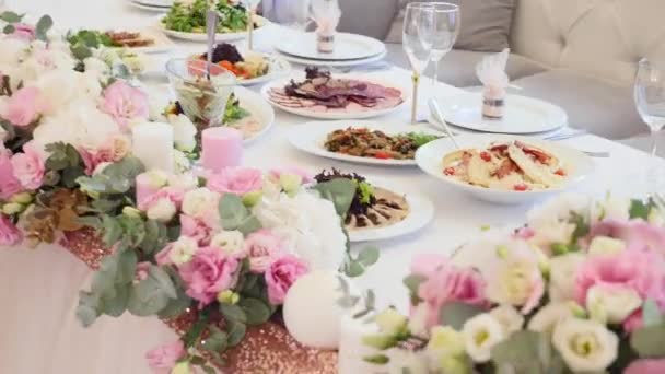 Tafel vol met eten. Tabellen in restaurant geserveerd — Stockvideo