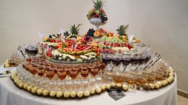 Renkli tropikal meyve düğün büfe