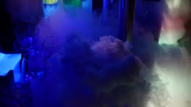 Sergi taşıyabilirsiniz gece kulübü - eylem - disko parti içinde çalışma, barmen serbest Amerikan barmenlik kavramı, akrobatik gösterisi barmen.