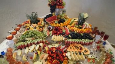 Renkli tropikal meyve düğün büfe