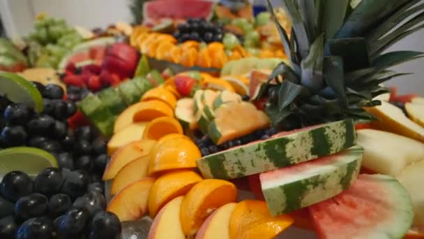 Buffet di nozze di frutta tropicale variopinta — Video Stock