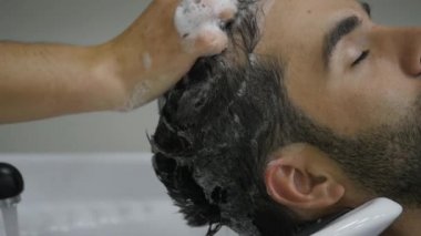 Genç bir adam onun saç güzellik salonunda yıkanmış olması yakın çekim