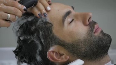 Genç bir adam onun saç güzellik salonunda yıkanmış olması yakın çekim