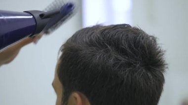 Profesyonel Kuaför Güzellik Salonu saç kurutma. Erkek genç müşteri ve Bayan Kuaför