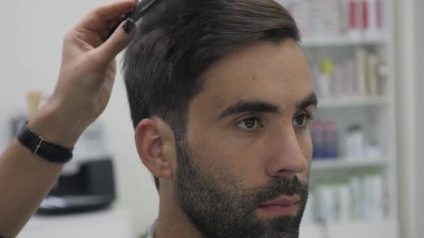 Penteado masculino em uma barbearia ou salão de cabeleireiro. Barbearia — Vídeo de Stock