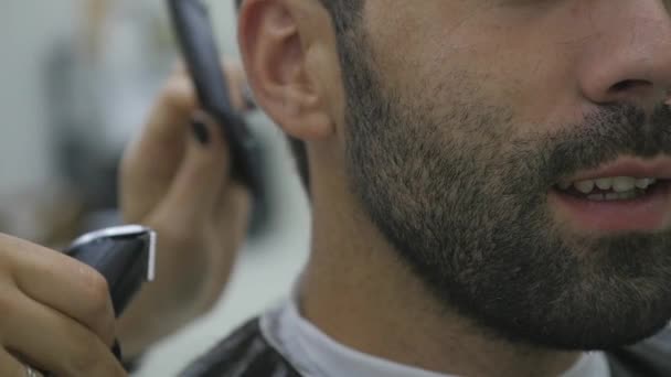 Penteado masculino em uma barbearia ou salão de cabeleireiro. Barbearia — Vídeo de Stock