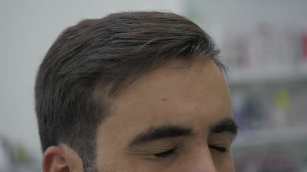 Penteado masculino em uma barbearia ou salão de cabeleireiro. Barbearia — Vídeo de Stock