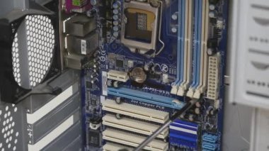 bir bilgisayarı onarmak bir teknisyen