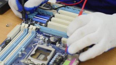 Voltmetre kullanarak denetleme ve onarma Ofis donatım için elektrikçi