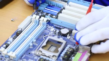 Voltmetre kullanarak denetleme ve onarma Ofis donatım için elektrikçi