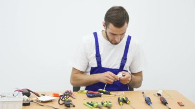 Erkek elektrikçi Fusebox tornavida ile çalışma