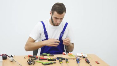 Erkek elektrikçi Fusebox tornavida ile çalışma