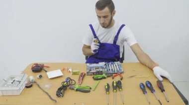 Çalışma tablosu için asker mavi iş takım elbiseli oturur