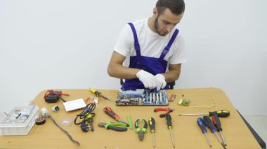 Çalışma tablosu için asker mavi iş takım elbiseli oturur