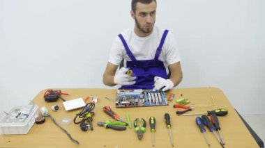 Çalışma tablosu için asker mavi iş takım elbiseli oturur
