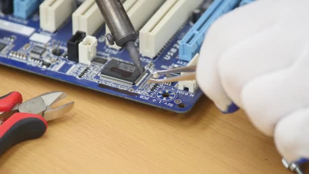 Electrical is solderen voor reparatie elektronische apparatuur — Stockvideo