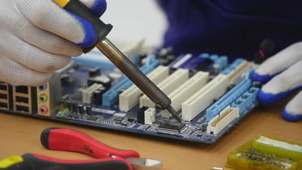 Eléctrico es soldadura para la reparación de equipos electrónicos — Vídeos de Stock