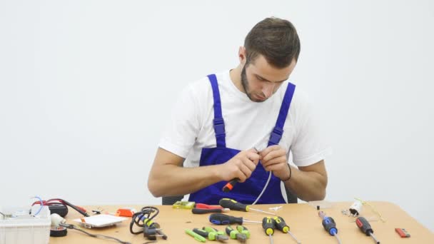 Eletricista masculino trabalhando em Fusebox com chave de fenda — Vídeo de Stock