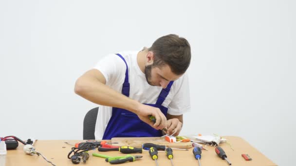 Electricista masculino trabajando en caja de fusibles con destornillador — Vídeos de Stock