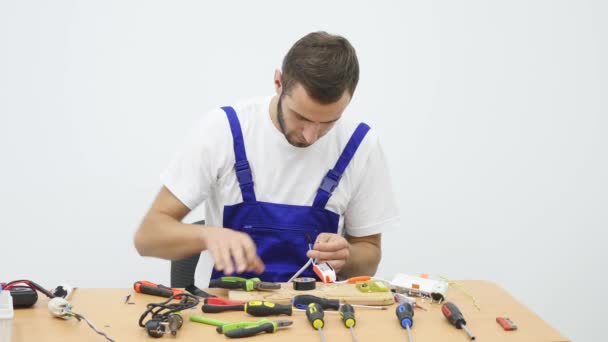 Serviteur en costume de travail bleu s'assoit pour la table de travail — Video