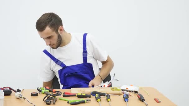 Eletricista trabalhando em sua mesa — Vídeo de Stock