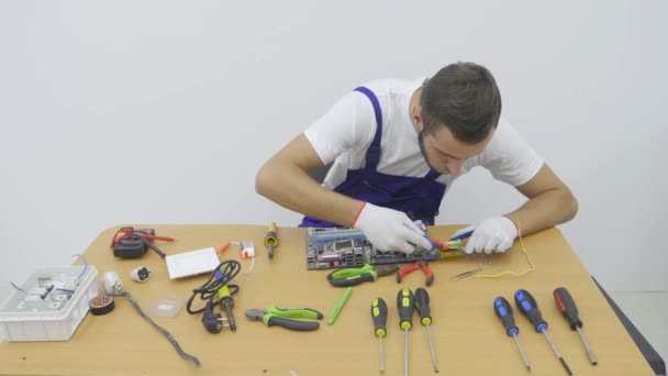 Manliga elektriker arbetar på säkringsdosa med skruvmejsel — Stockvideo