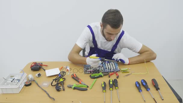 Electricista masculino trabajando en caja de fusibles con destornillador — Vídeos de Stock